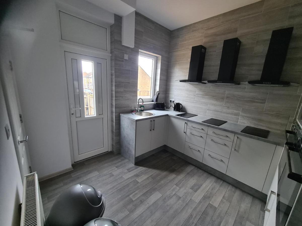 Yps Studio 3 Питерборо Екстериор снимка